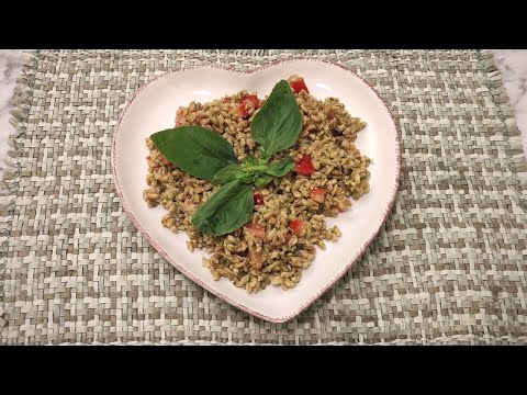 Insalata di farro con pesto e pomodori - Ricetta fresca e leggera