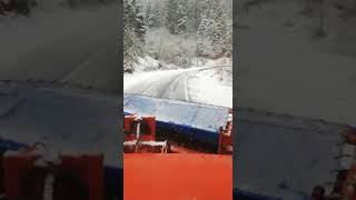 VIDEO Ninge pe Transfăgărășan - Drumarii acționează pe drumurile cu probleme 1 video