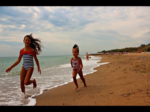 Лето.Чёрное море.Дети отдыхают на пляже. Children rest on the beach.