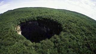 Este Drone Entrou no Buraco de Mel, O Que Foi Capturado Aterroriza o Mundo Inteiro