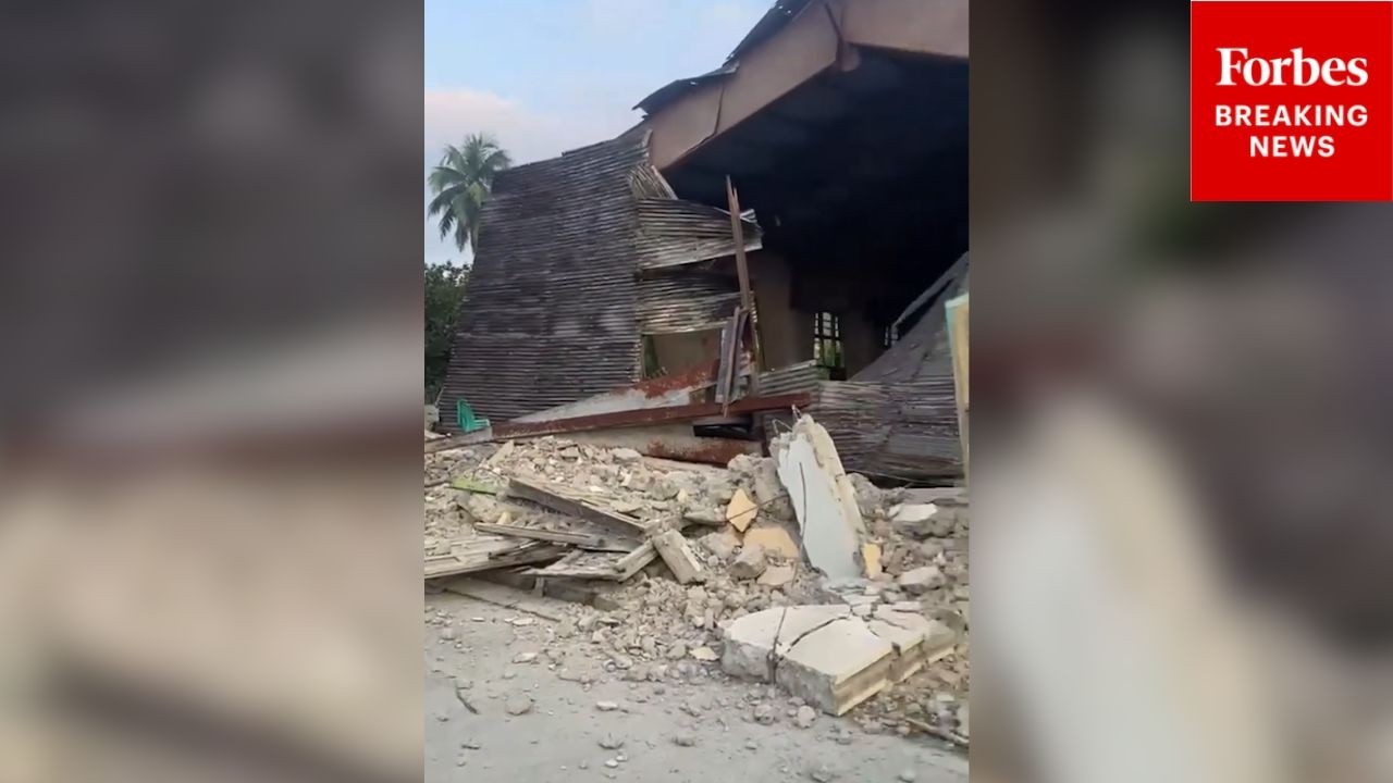 Video: 7.7 Magnitude Quake Damages Church and Hall on Flores Island