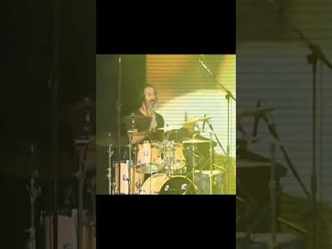 Sezen Aksu,Mazhar Alanson,Cem yılmaz aynı sahnede Ele Güne Karşı söylüyorlar.