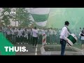 ?????. ? Corteo van Grote Markt naar Euroborg en 104-jarige supporter op tribune tegen Willem II