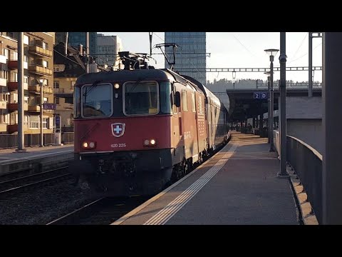 SBB Re 420 225 + SBB Re 420 213 mit einem Doppelstockzug bei der Ausfahrt in Zürich Oerlikon.
