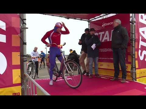 Les cyclistes néerlandais bravent la tempête lors d'une course annuelle | AFP News