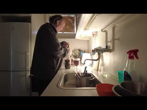 MongoTV_8378 - Ser LEGO Video På YouTube Søndag Formiddag og Drikker Cola Light