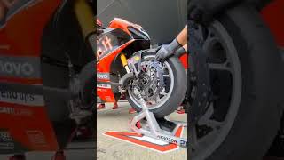 Download lagu The process of changing tires in MotoGP Mandalika mp3 Download lagu The process of changing tires in MotoGP Mandalika mp3