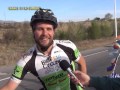 FAMILIA DE CICLISTAS DE ITALIA DE PASO POR LA CUMBRE