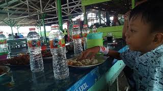 preview picture of video 'Makan seafood di bagan percut'