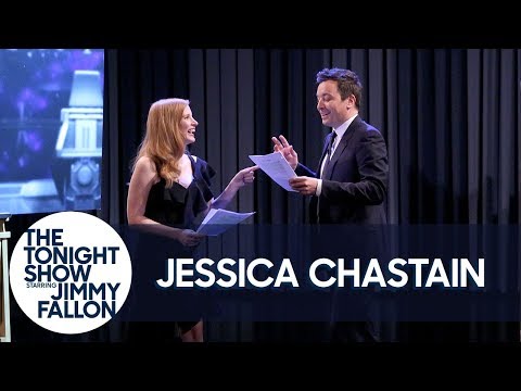 ジェシカ・チャステインはジミーに女役を演じるために何をしているのかを示している (Jessica Chastain Shows Jimmy What It's Like to Play the Female Role)