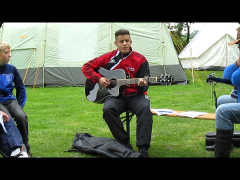 Flo spielt im Zeltlager Meesdorf für uns Gitarre...(Tag 2; 28.06.13)