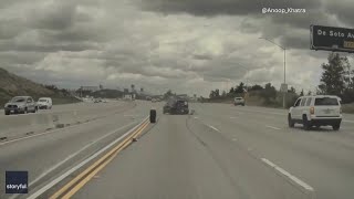 [問卦] 高速公路看到前車突然彈起來會不會嚇傻?