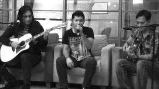 Download lagu Saat dunia masih milik kita acoustic mp3