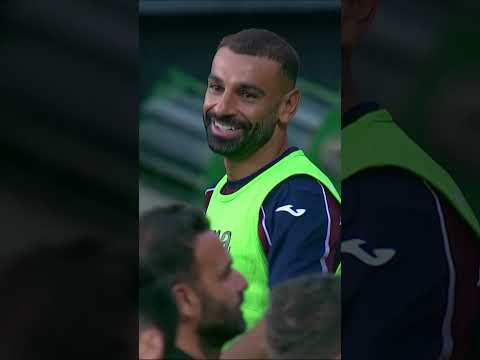 👏 Mohamed Salah applaudit cette reprise de volée de Saviolo ! #shorts