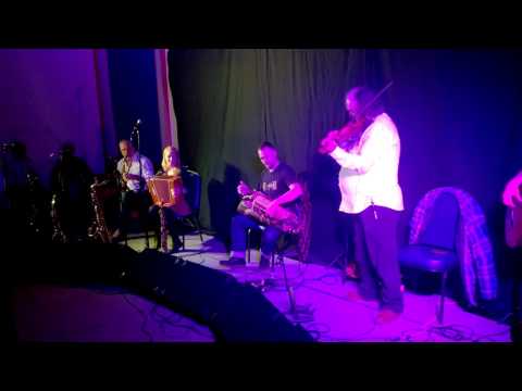 Blowzabella - Bagpipers ( With Alice Roberts )