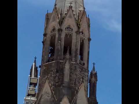Sinos tocando ao meio-dia na Catedral de Sant'Ana, Botucatu - SP