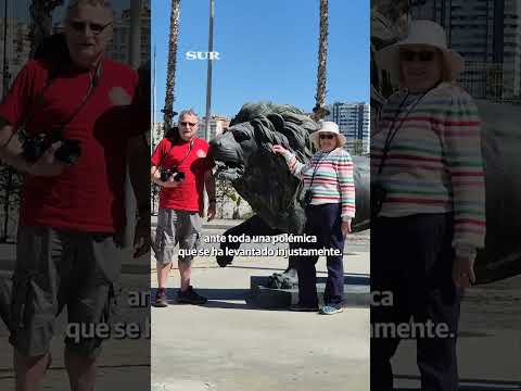 Continúa la instalación de las polémicas esculturas en el puerto de Málaga