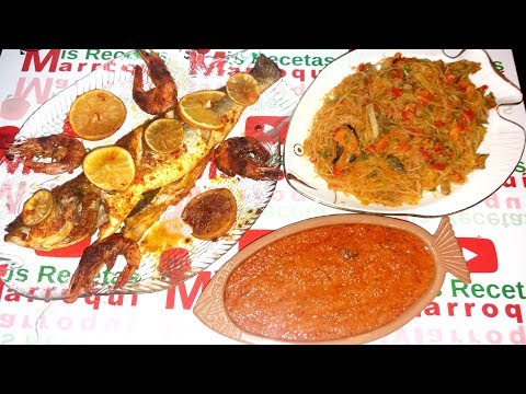 LUBINA AL HORNO con fideos de arroz y salsa de pimientos | Recetas de comida típica de Marruecos