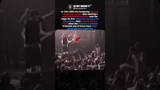 Download lagu Billie Joe Armstrong Saw a Girl in Trouble—Then He Jumped In🤯 mp3