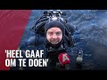Duikers onderzoeken onderwaternatuur in de gracht