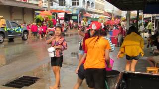 preview picture of video 'First day of Songkran in Fang'