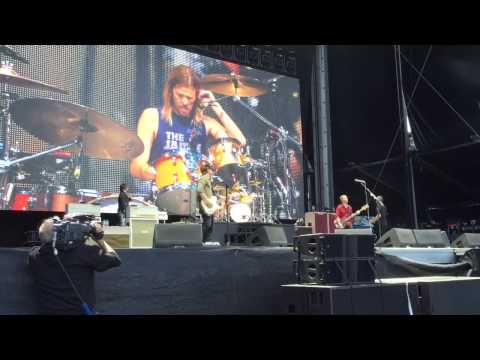 Taylor Hawkins saves the Dave