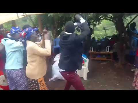 mc josee perfoming kararan tumdo on an engagement