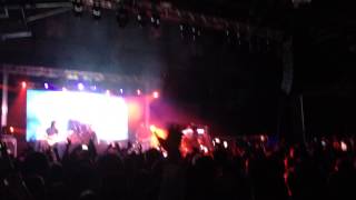 Childish Gambino performs new banger off Because The Internet