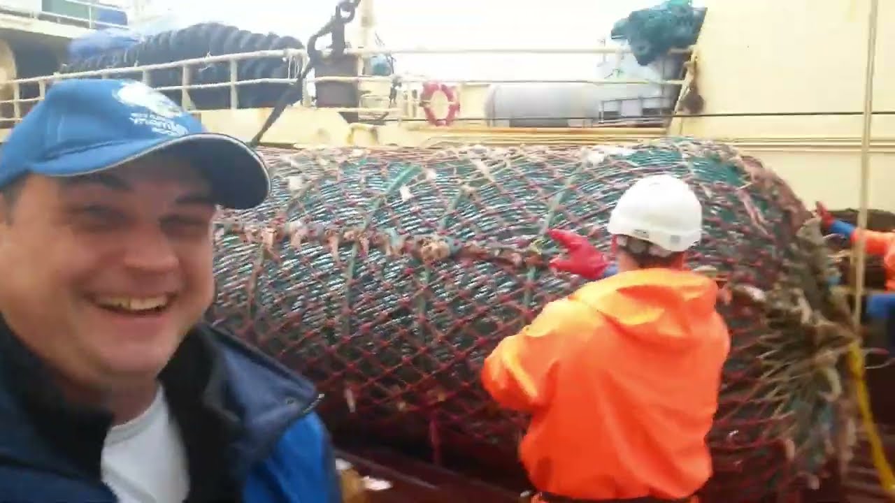 American Fishermen Use Robots to Catch Hundreds of Tons of Fish This Way - Trawler fishing at Sea