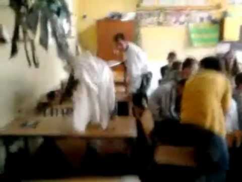 Bieganie z odkurzaczem po szkole, rzucanie koszem