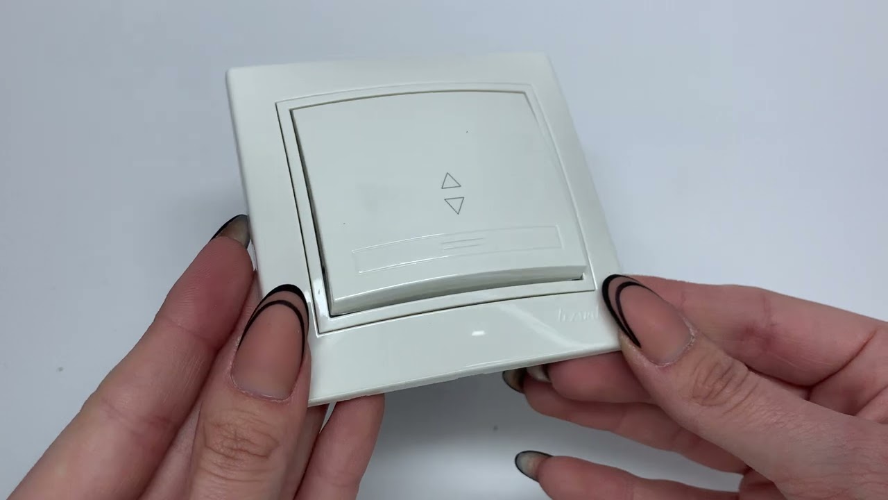 Выключатель проходной одноклавишный с белой вставкой LEZARD Mira белый 701-0202-105