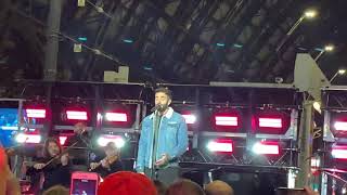 Marco Mengoni canta Hola in stazione centrale a Milano