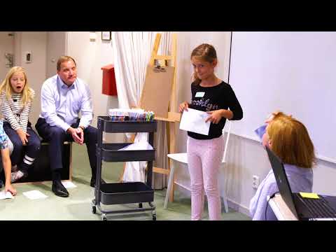 Statsminister Stefan Löfven är volontär på Berättarministeriet i Husby, aug 2017.