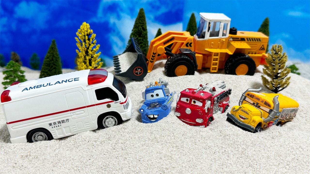 カーズたちとかくれんぼをする救急車のミニカー！