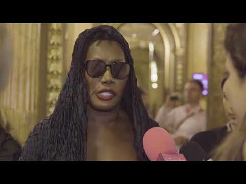 Feminism in 2017 according to Grace Jones | Tapis rose
