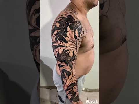Tatuagem sem decalque, desenhado direto na pele. Primeira tatuagem do cliente, fechamento de braço.