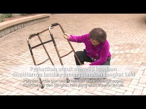 影片：Membantu lansia berjalan dengan rangka bantu jalan