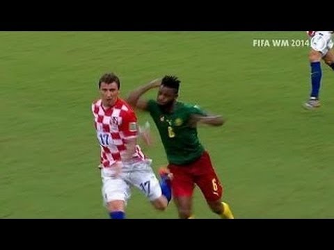 The best angle of Alex Song red card incident...