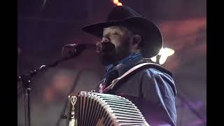 Intocable - Cuidaré - En Vivo