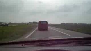 preview picture of video 'Lincoln Mark VII achtervolgt VW bus in Zeeuws-Vlaanderen'