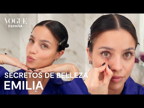 Emilia: look natural con brillos y pestañas XL | Secretos de Belleza | VOGUE España