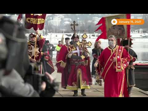 東正教塞族人用游泳比賽紀念主顯節。 (Orthodox Serbs mark Epiphany with a swimming race)