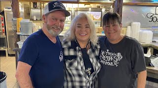 Country singer Tanya Tucker makes surprise stop at Old Jody's restaurant in Temple video
