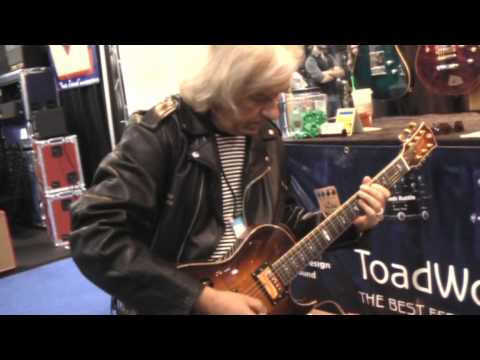Howard Leese (Heart, Bad Company) plays his Barracuda pedal at the ToadWorks Booth