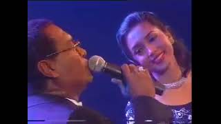 Broery - Ziana Zain, dalam lagu Dekat Tapi Jauh