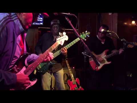 Gibson vs. Fender Guitar  Showdown. December 2016.