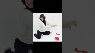 風船割りを始めたばかりで、おっかなびっくりと風船を割っているシーン　A timid, first‑time balloon‑popping scene.