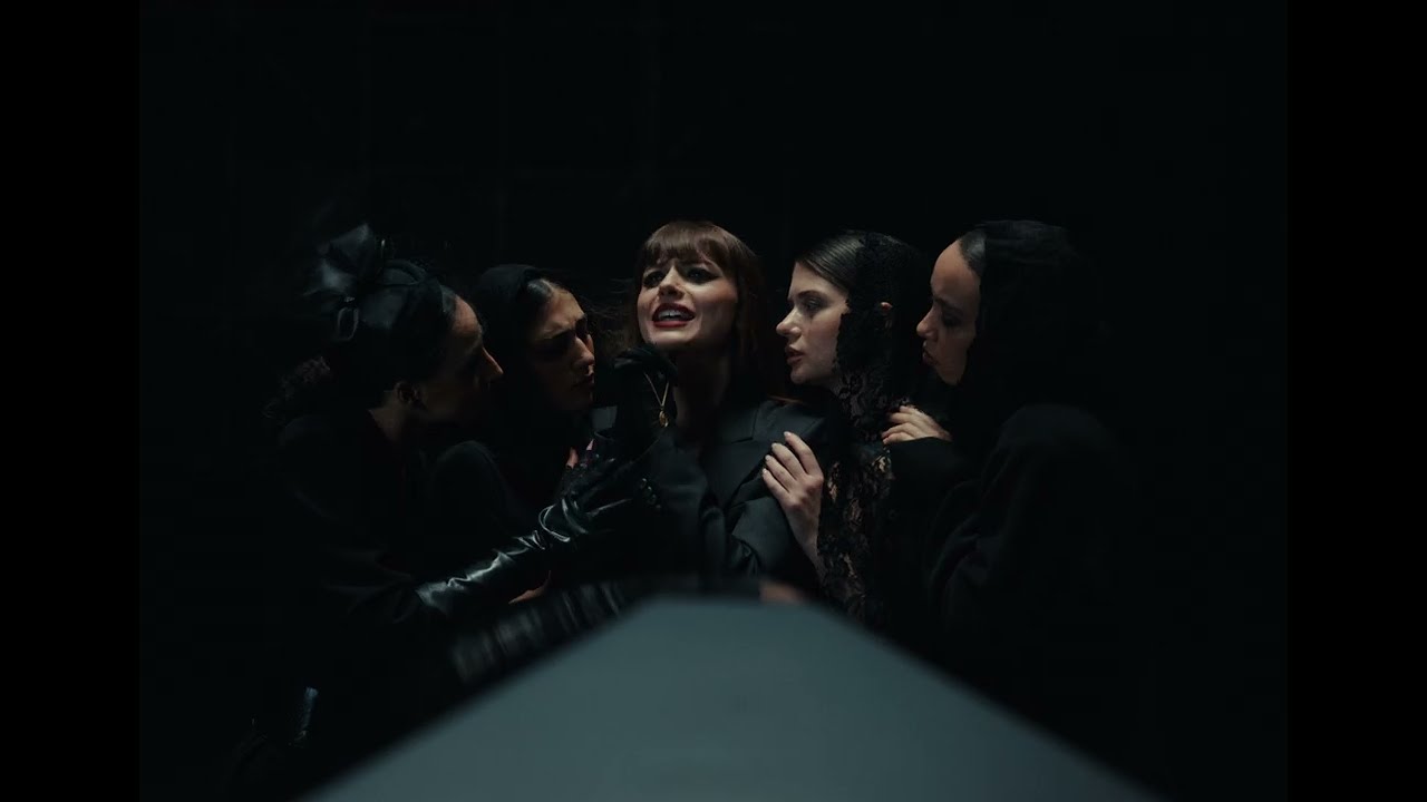  mit dem Titel 'Esibizionista' / Video ((jetzt ansehen))