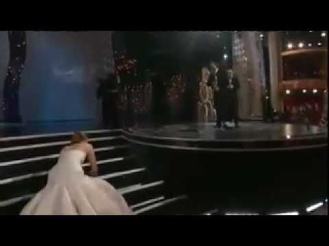 Oscars 2013: Jennifer Lawrence Trips Falls On Stage For Best Actress Silver Linings Playbook
