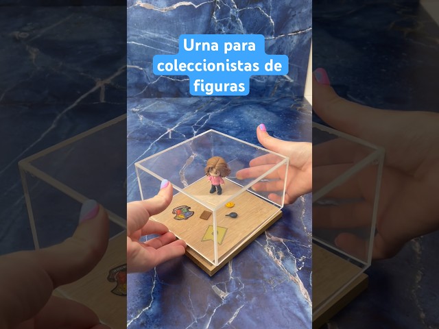 Vídeo relacionado con Caja de Exhibición de Transparente 27x18x22 cm Vitrinas para Colecciones Apilable y Desmontable Vitrina de Acrílico con Puerta Magnética para Coleccionables Figuras de Acción